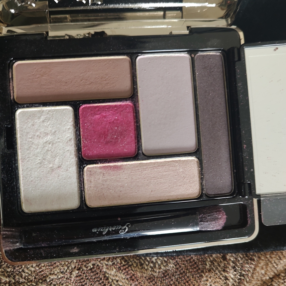 GUERLAIN Eyeshadow Palette with Pink and Purple Hues